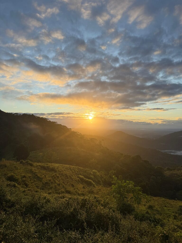 A madrugada fria de sábado para domingo (31/08), em Ibicaraí, foi acompanhada por uma fina chuva que insistia em cair. Mesmo assim, não foi suficiente para desanimar os 54 aventureiros destemidos que encararam a Montanha Mágica e suas intermináveis ladeiras cobertas de lama para viver a experiência de ver o nascer do sol.
